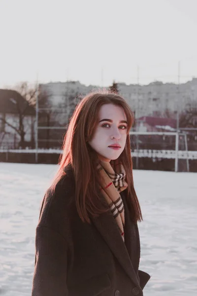 Χειμερινό Πορτραίτο Ενός Όμορφου Κοριτσιού Ένα Παλτό Στον Ήλιο Κοίτα — Φωτογραφία Αρχείου