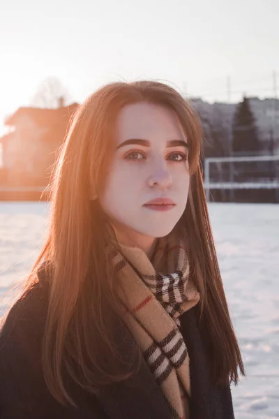 Retrato Inverno Uma Menina Bonita Casaco Sol Olhe Para Câmera — Fotografia de Stock