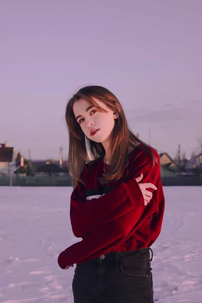 Modeporträt Eines Selbstbewussten Mädchens Einem Roten Sweatshirt Wintersonnenuntergang Niedliches Weißes — Stockfoto