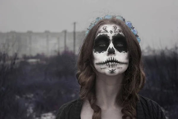 Девушка Сахарным Макияжем Черепа Идея Фотосессии Хэллоуин — стоковое фото