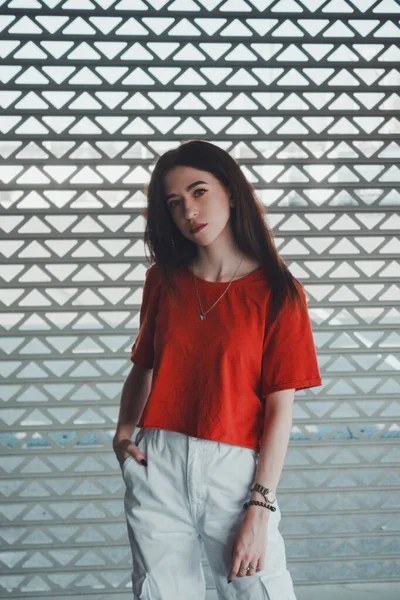 Retrato Uma Menina Elegante Elegante Estacionamento Menina Uma Camiseta Vermelha — Fotografia de Stock