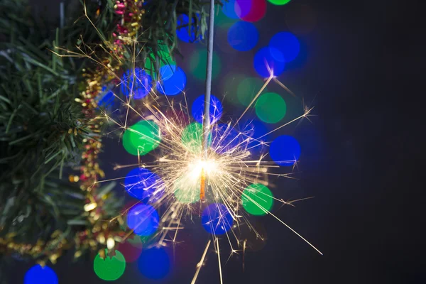 クリスマス ツリーに線香花火 — ストック写真