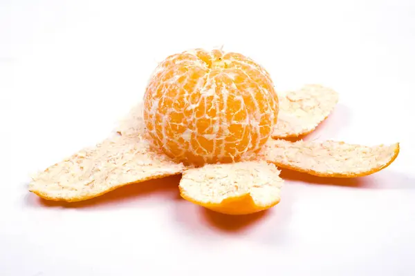 Mandarina pelada sobre fondo blanco —  Fotos de Stock