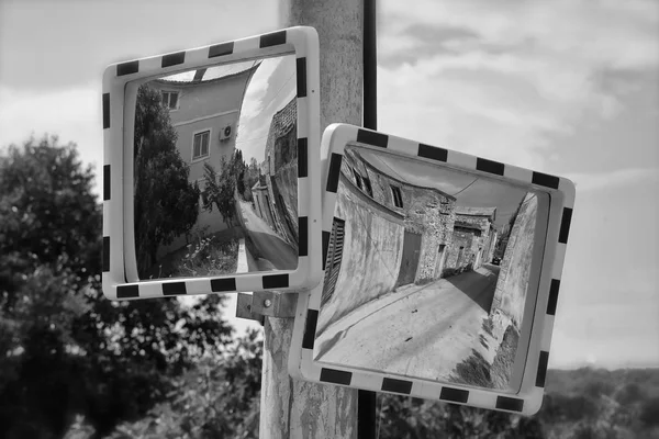 Oprit verkeer spiegels — Stockfoto