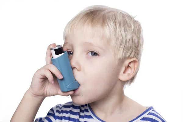 Niño con inhalador — Foto de Stock