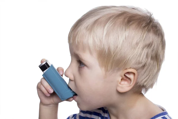 Jongen met inhalator — Stockfoto