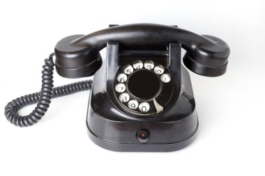 Beyaz arkaplanda klasik telefon