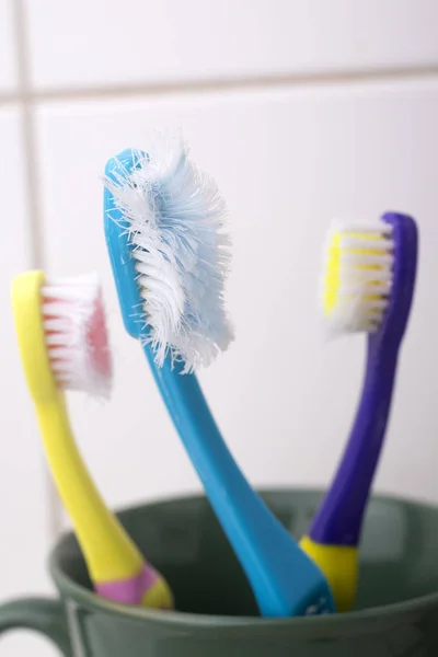 Escovas de dentes de plástico usadas — Fotografia de Stock