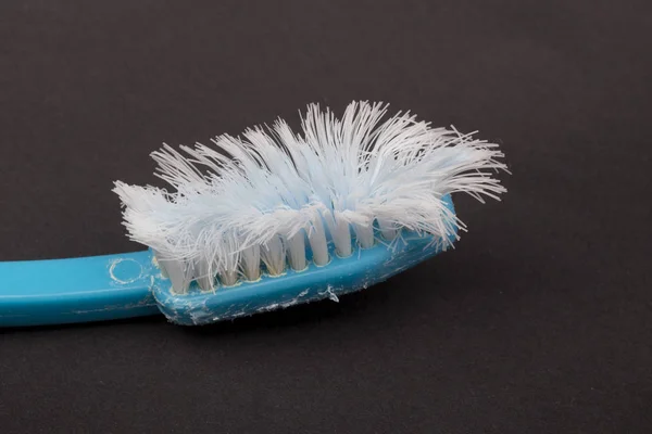 Brosse à dents sur fond noir — Photo