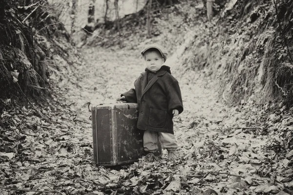 Lonely boy s kufrem, vintage — Stock fotografie