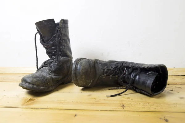 Dirty leather boots — Stock Photo, Image