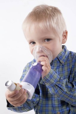 Çocuk astım inhaler ile