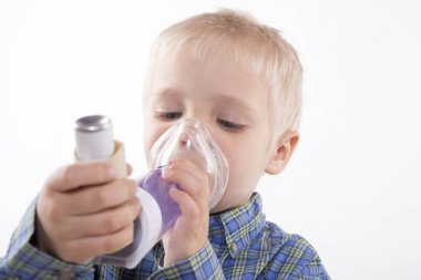 Çocuk astım inhaler ile