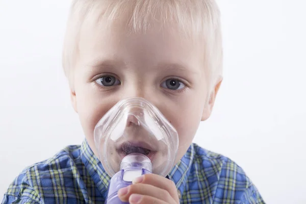 Jongen met astma-inhalator — Stockfoto