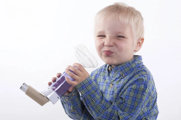 Junge und Asthma-Inhalator — Stockfoto