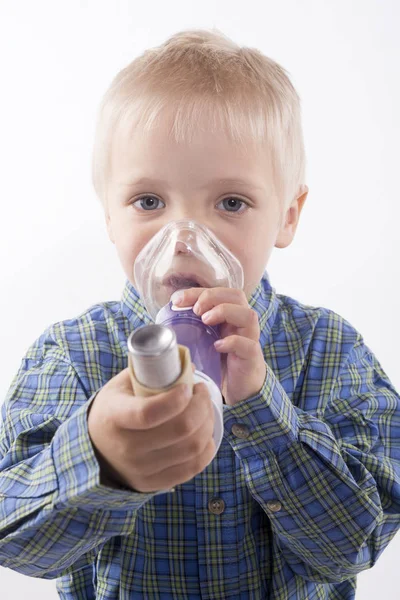 Poika, jolla on astma-inhalaattori — kuvapankkivalokuva