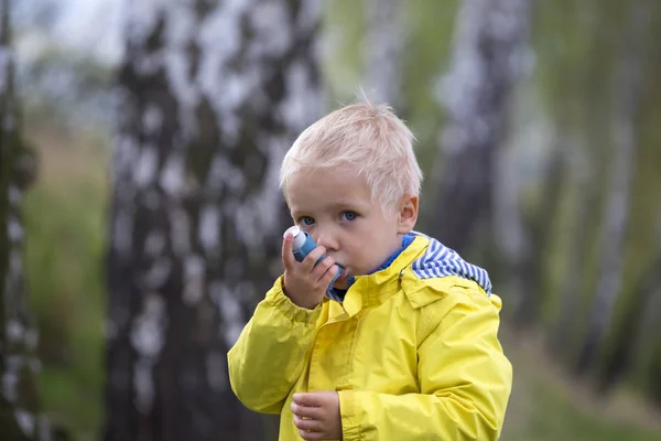 Bambino e inalatore di asma — Foto Stock