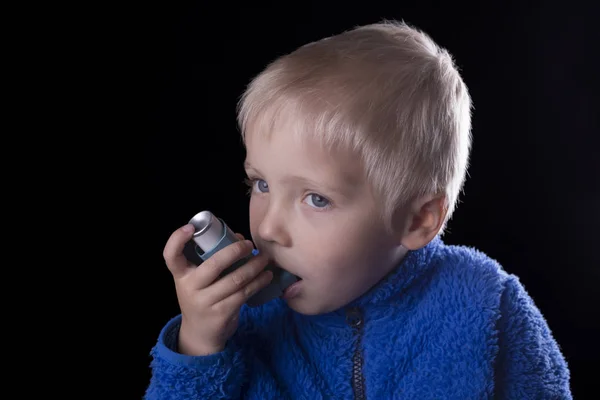 Kind und Asthma-Inhalator — Stockfoto