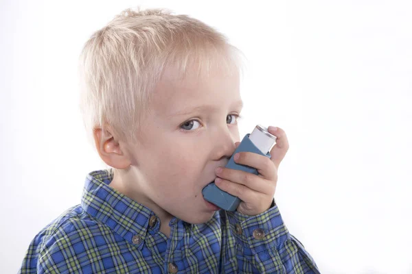 Kind und Asthma-Inhalator — Stockfoto