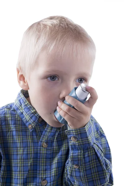 Child and asthma inhaler — Stock Photo, Image