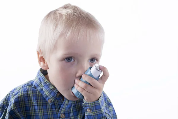 Junge und Asthma-Inhalator lizenzfreie Stockbilder