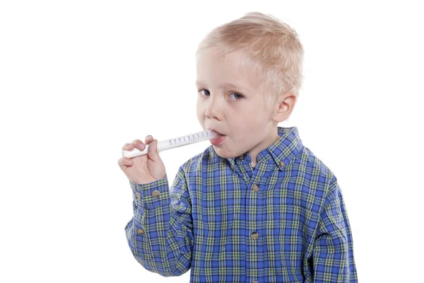 Kind nimmt Medikamente — Stockfoto