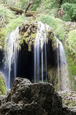 Ormanda küçük bir şelale (Krushuna, Bulgaristan) 2