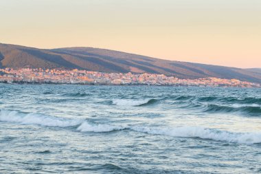 Karadeniz Bulgar kıyısında Sunny Beach Resort ve dağlar Sunse