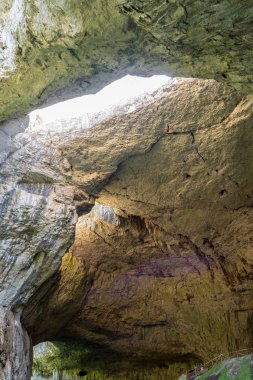 Mağaranın içinde-bir delik ile çatı (Bulgaristan, Devetashka cav