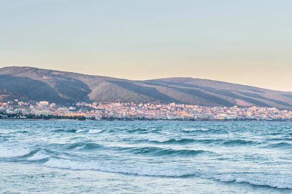 Karadeniz Bulgar kıyısında Sunny Beach Resort ve dağlar Sunse