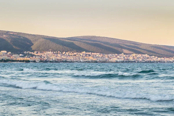 Karadeniz Bulgar kıyısında Sunny Beach Resort ve dağlar Sunse