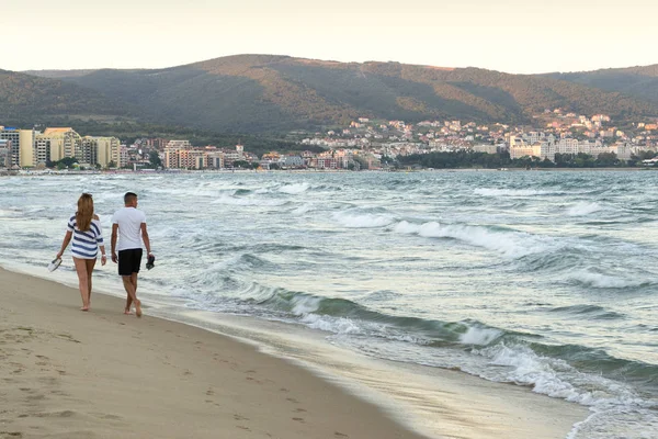 (Karadeniz Bulgari gün batımında kum plaj boyunca yürüyen bir çift