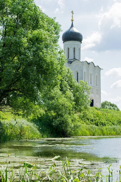 Şefaat Nerl, gökyüzü, bulutlar, göl ve Wa Kilisesi