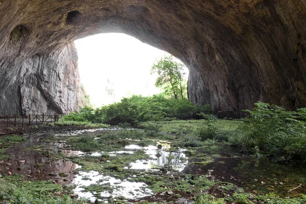 Внутри пещеры - выход (Болгария, пещера Деветашка) ) — стоковое фото