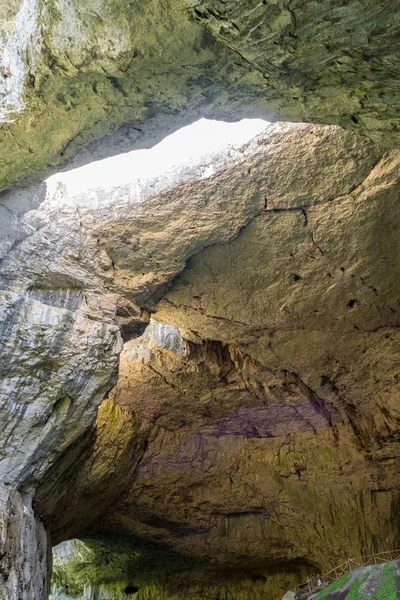 Mağaranın içinde-bir delik ile çatı (Bulgaristan, Devetashka cav