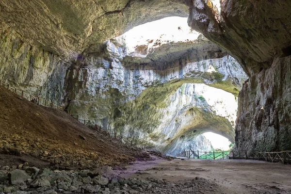 Mağara witn (Bulgaristan, Devetashka Ca damda bir delik içinde