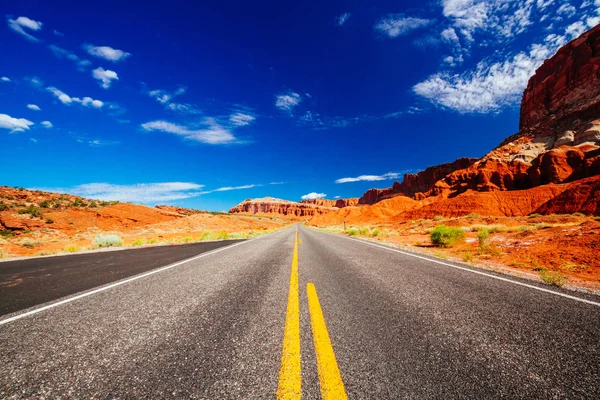 Dirigir através do Parque Nacional Capital Reef, Utah, EUA — Fotografia de Stock