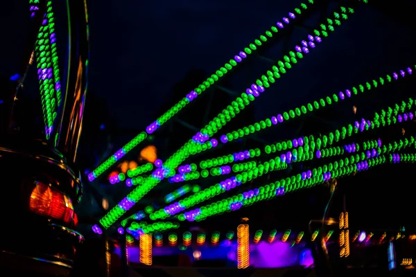 Lunapark izlenim renkli ışık bokeh arka plan ile — Stok fotoğraf