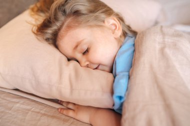  Yatakta uyuyan tatlı küçük kız.