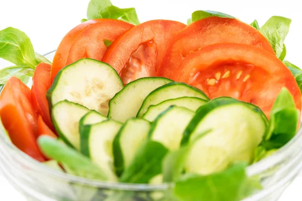 Φρέσκια πράσινη σαλάτα από ντομάτες, αγγούρια και σαλάτα. Υγιής — Φωτογραφία Αρχείου