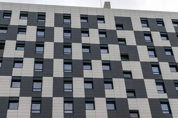 Yeni, modern bir apartman binasının önü. Li
