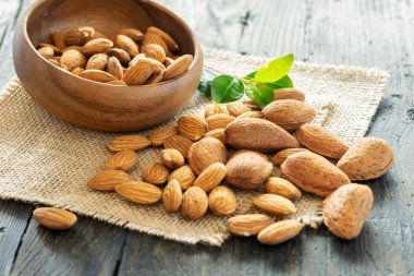 Biraz kabuksuz badem ve Natura 'da badem tohumu.