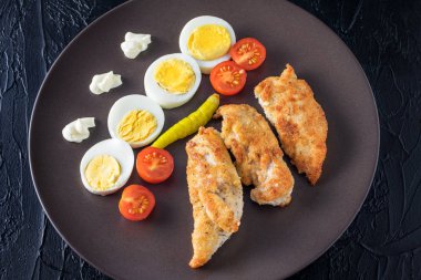 Kızarmış tavuk göğsü, vişneli yumurta ve domates. 