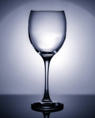 Mavili boş şarap kadehi. Nesne fotoğrafçılığı.