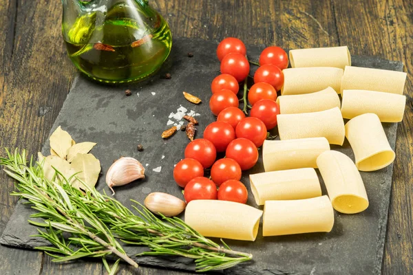 Alcuni ingredienti per la cottura della pasta cannelloni: pasta stessa, Tom — Foto Stock