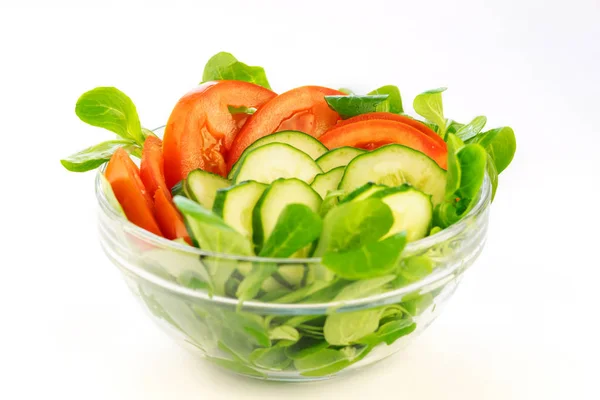 Salada de verão fresca feita de legumes em uma tigela de vidro no whi — Fotografia de Stock