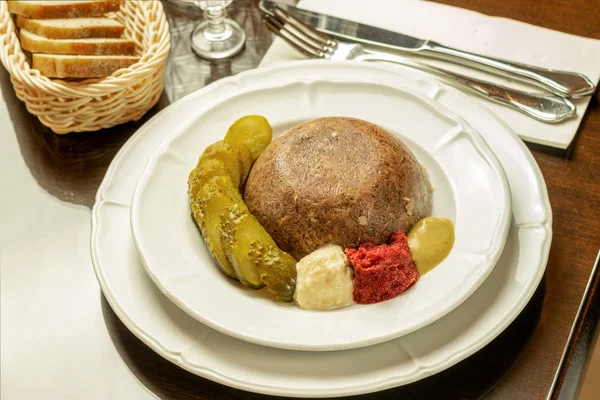 Konserve salatalıklı jöle ve baharatlı baharat. 