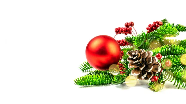 Kerst- en nieuwjaarsvakantie, witte achtergrond met kerstballen een — Stockfoto