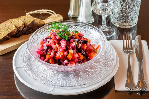 Cam kasedeki çeşitli sebzelerin salata sosu.