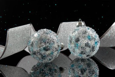 Noel ve Yeni Yıl cam süslemeleri Gümüş renkli geniş kurdeleli 